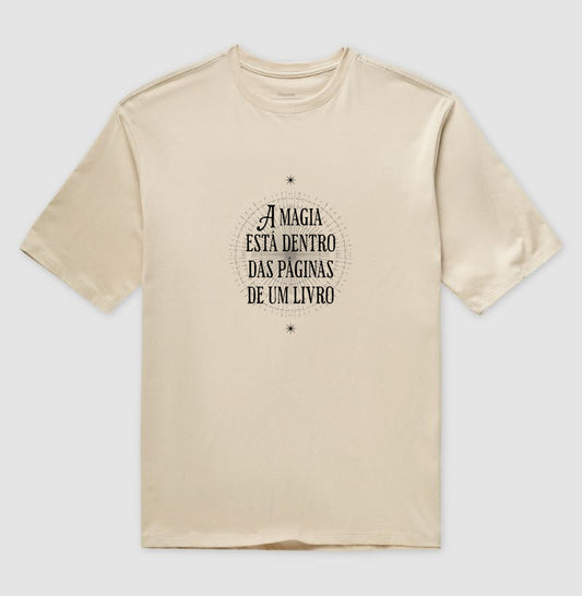Camiseta oversized Magia nas páginas