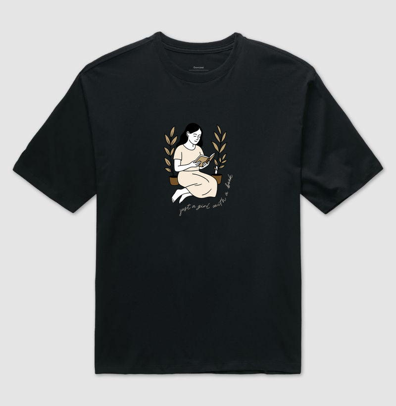 Camiseta oversized Just a Girl with a Book
