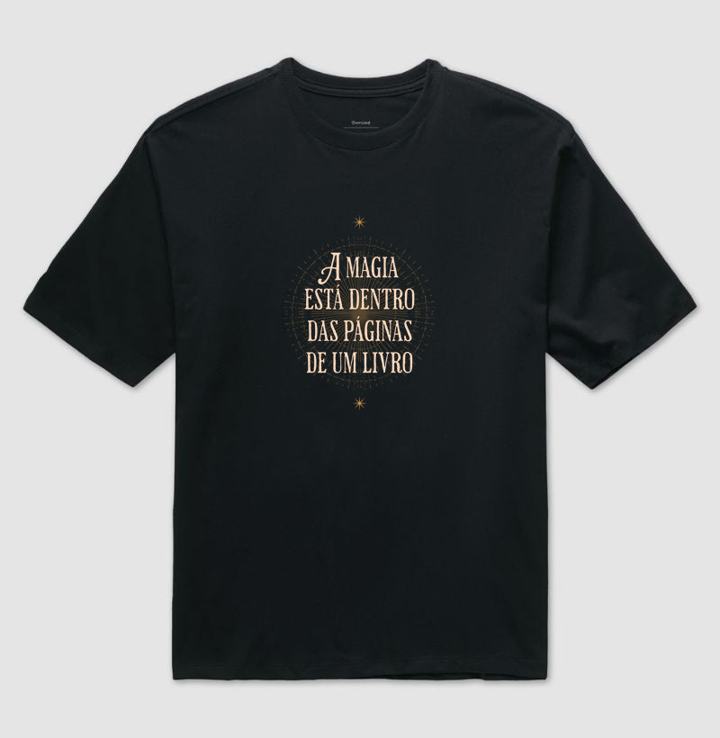 Camiseta oversized Magia nas páginas