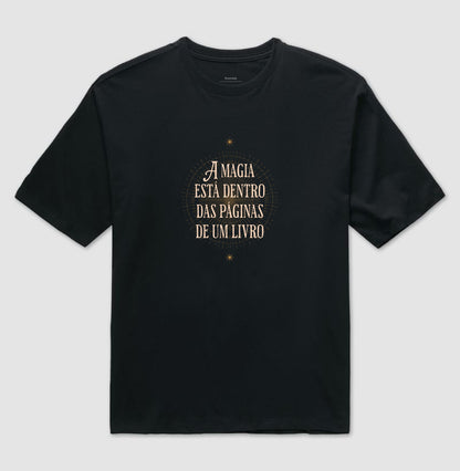 Camiseta oversized Magia nas páginas