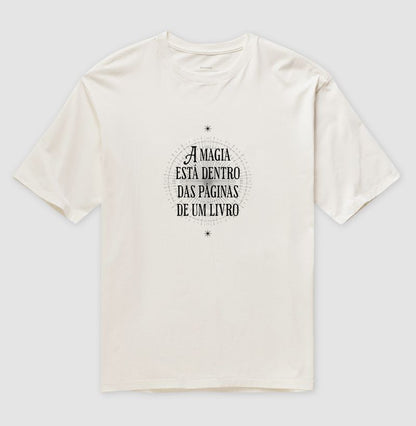 Camiseta oversized Magia nas páginas