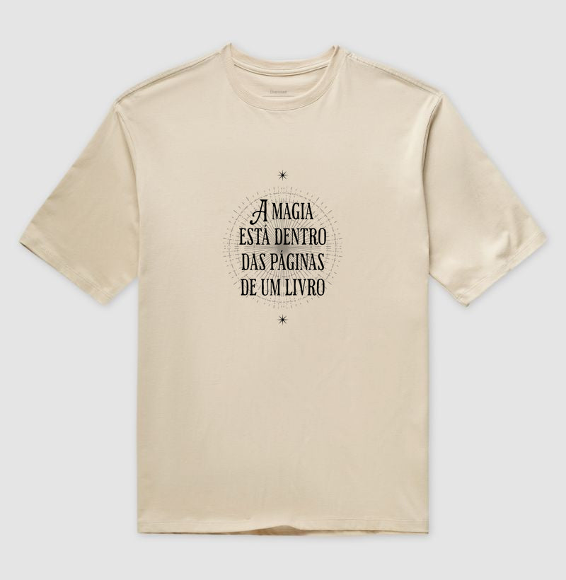Camiseta oversized Magia nas páginas